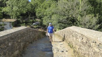 eeuwenoude bruggen op de camino de santiago de compostela