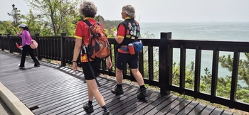 wandelen langs de kust