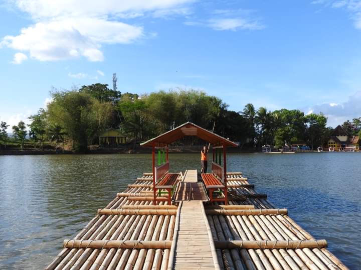 Afbeelding met gebouw, buitenshuis, stad, stadjeAutomatisch gegenereerde beschrijving