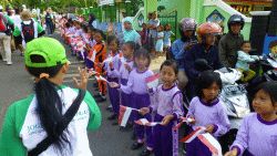 schoolkinderen langs de route 